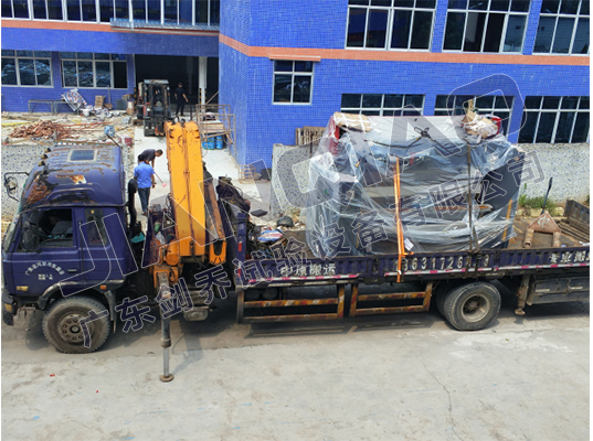 廣東劍喬引進(jìn)數(shù)控折彎機(jī)現(xiàn)場卸貨圖